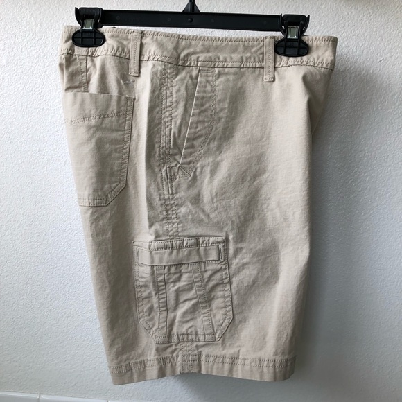 Women’s Eddie Bauer cargo shorts, color Khaki, size 8, EUC - Picture 3 of 4